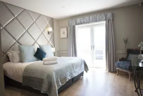 Black Horse Beamish - Room