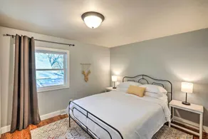 Sioux Center Split-Level Home w/ Game Room! - Interiør