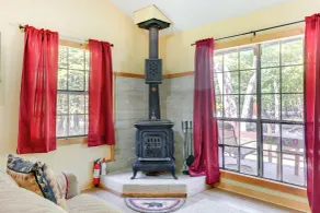 Pools & Ski Access: Lackawaxen Cottage w/ Deck! - Interni