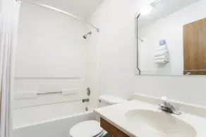 Super 8 by Wyndham Winchester VA - Salle de bain