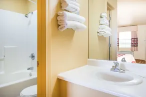 Super 8 by Wyndham Big Cabin/Vinita Area - Salle de bain