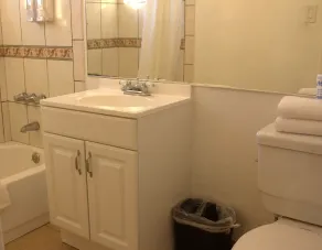 Tradewinds Airport Hotel - Bathroom