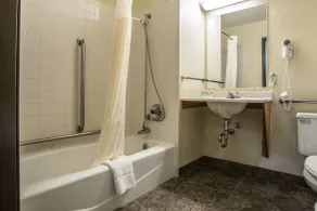 Quality Inn & Suites Marinette - Salle de bain