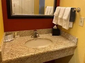 Spark by Hiton Bettendorf Quad Cities - Bathroom