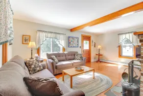 Swim, Ski & Sip: Lakefront Retreat in Plymouth - Intérieur