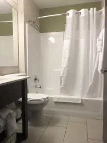 Baymont by Wyndham Phoenix I-10 near 51st Ave - Bathroom