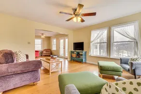 Family Home w/ Game Room & Decks in Etlan! - Interni