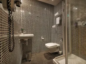 EA Hotel Crystal Palace - Bathroom