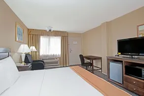 Howard Johnson by Wyndham Torrance - Room