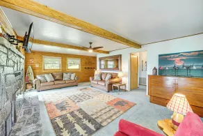Lakeside Cabin w/ Lake & Boat Ramp Access Nearby - Innenbereich