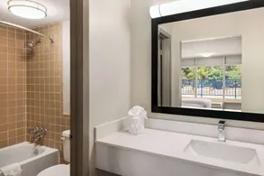 Days Inn by Wyndham McComb MS - Bathroom
