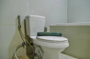 Nice and Cozy 2BR Apartment at Atria Residence Gading Serpong By Travelio - Bathroom