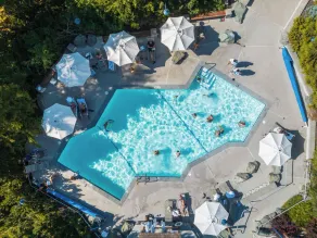 Blackcomb Springs Suites by CLIQUE - Piscine