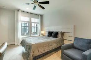 Work + Unwind Poolside! Nurse-ready Houston Rental - Interiør