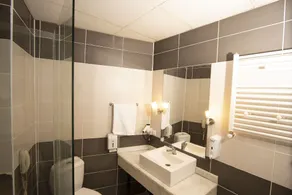 SRF Hotel - Baño
