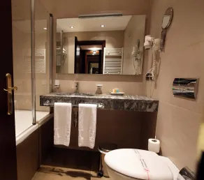 Tirana International Hotel & Conference Center - Bathroom