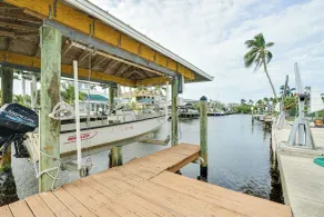 Private Pool & Deck: Canalfront St James City Home - Intérieur