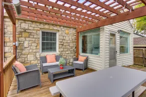 Charming Tulsa Bungalow w/ Furnished Deck! - Interiør