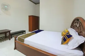 SPOT ON 92973 Madani Syariah Guesthouse - Room