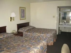 Red Carpet Inn (formerly Royal Inn) - Chambre