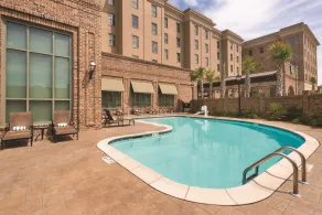 Embassy Suites by Hilton Savannah Historic District - Piscine