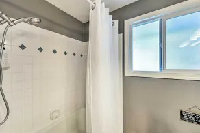 McKees Beach House w/ Ocean Views, Hot Tub! - Innvendig