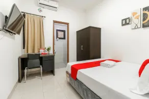 RedDoorz Plus near Trisakti University - Chambre