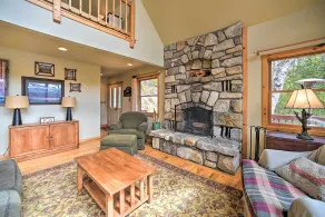 Adirondack Oasis: Lake House w/ Dock + Deck! - Interni