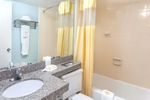 Days Inn by Wyndham Portage Indiana Dunes National Park - Salle de bain