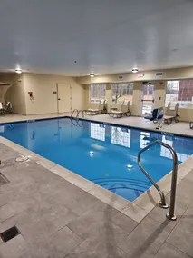 Wingate Suites by Wyndham Youngstown - Austintown - Piscine