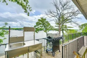 2 Decks, Lake Views! Group Escape in Osage Beach - Interiør
