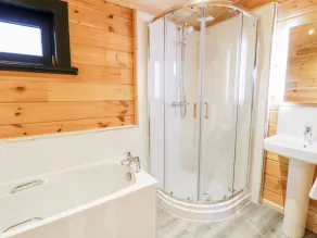 Bryn Eiddon Log Cabin - Bathroom