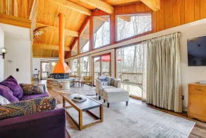 Woodsy Plymouth Hideaway: Hot Tub & Game Room - Innenbereich