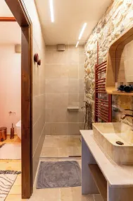 La Villa de Madeleine - Stone Villa with outdoor hot tub in Arcadia, Peloponnese - Bathroom