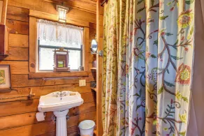 Rustic Cabin w/ Porches: 8 Mi to Tallulah Gorge! - Interiör