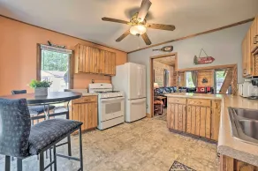 Charming Houghton Lake Cottage w/ Backyard! - Interiør