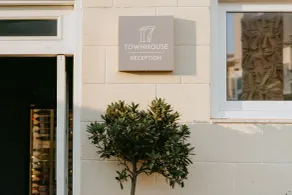 Townhouse17 Boutique Bed & Breakfast - Rezeption