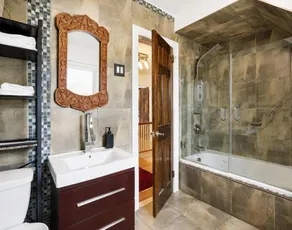 Luangisa African House - Bathroom