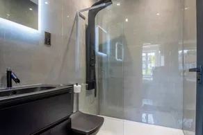 Luxury 4-Bedroom High-End Home, Includes Jacuzzi and Pool Table - Baño