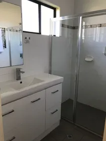 Robetown Motor Inn & Apartments - Bathroom