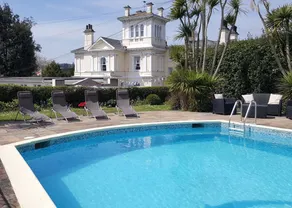 The Devon Court - Piscina