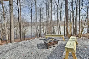Pristine Lake Barkley Escape w/ Deck, Porch & Bar! - Interiør