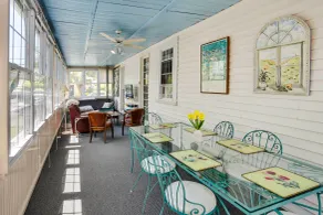 Walk to Warren Beach! Historic Building w/ 2 Units - Interiør