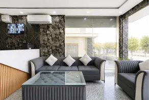 FabHotel Urban Nest - Recepción