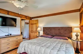 Waterfront Home w/ Dock & Beach on Lake Champlain! - Værelse