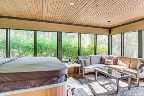 23 Mi to Mohican SP: Group-ready Lodge w/ Hot Tub - Innenbereich