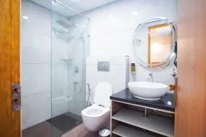 Royal Raven Hotel & Banquet' Greater Noida Nearby India Expo Centre & Mart - Bathroom