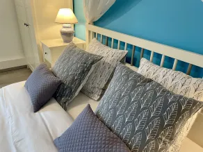 L'Oustaloise - Chambres et table d'hôtes prés de Béziers- Alex est cuisinier de métier- Piscine avec transats et parasols terrasse parking privé et garage à vélos motos- Labellisée Accueil vélo et Vignoble et découverte - Zimmer