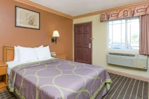 Super 8 by Wyndham Azusa - Chambre