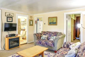 Hunter Home w/ Fire Pit & Yard: On Main Street! - Interiör